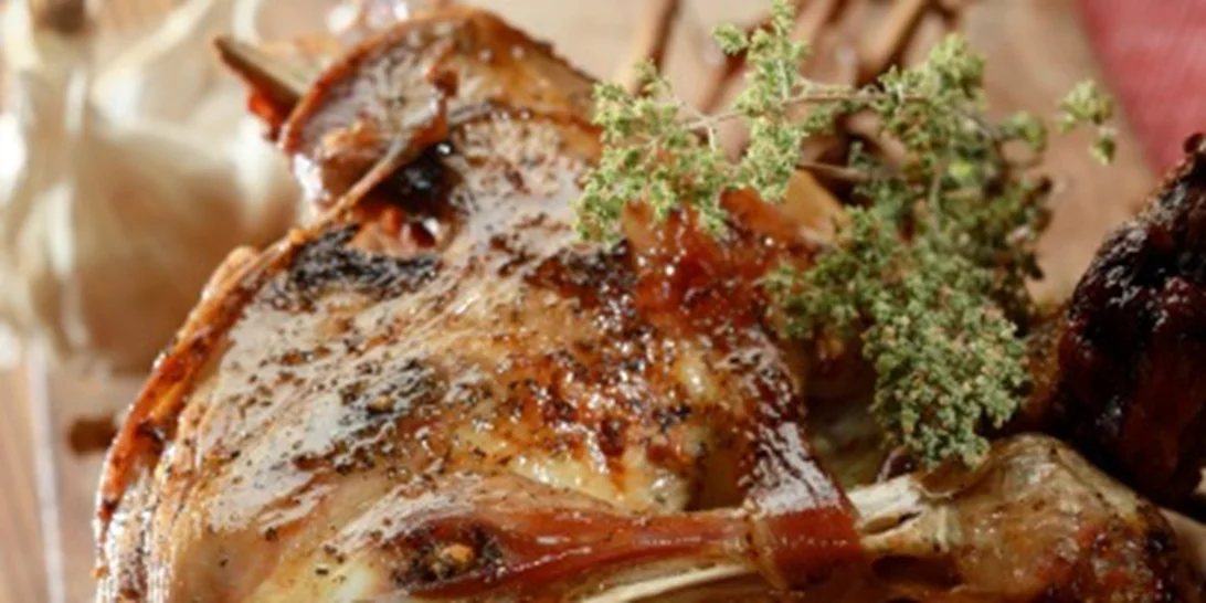 Αρνί ψημένο στα κλήματα από τον Δημήτρη Σκαρμούτσο